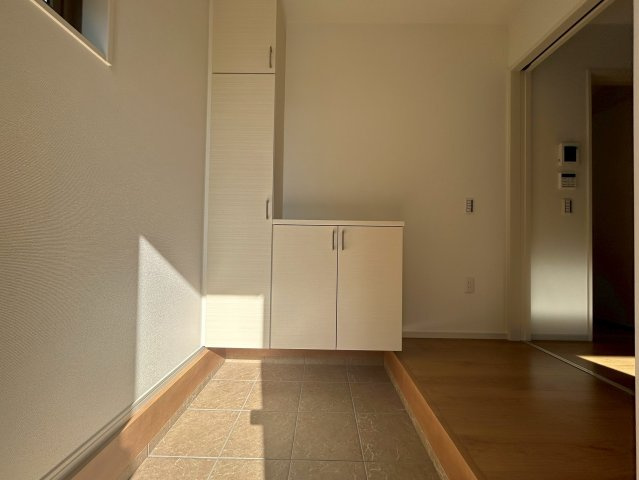 【価格改定】長岡京市今里4丁目3期の玄関|ロング・ショートのシューズボックスは様々な収納に活用できます！