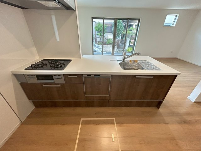 【価格改定】長岡京市今里4丁目3期のキッチン|家事効率抜群の三口コンロ・食器洗乾燥機付きシステムキッチン!(^^)!