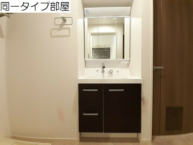 スリージェメゾン　Ⅰの洗面所|ゆったりとスペースのある洗面所