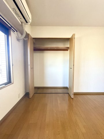 サントノーレ介良の収納|約６．４帖洋室のクローゼット。衣類もたっぷり収納できます。