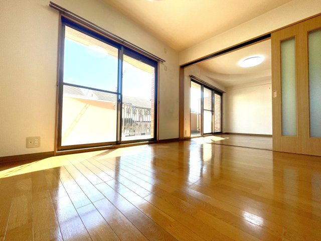 サントノーレ介良の洋室|約６．４帖の南側の洋室です。ダイニングスペースと一体でリビングとしてもお使いいただけます。