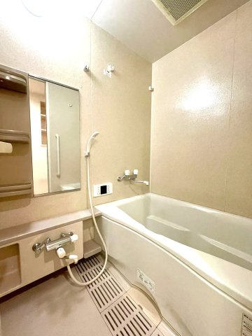 サントノーレ介良の浴室|浴室には乾燥機能が備わっており、天候に左右されず洗濯物を干すことができます。