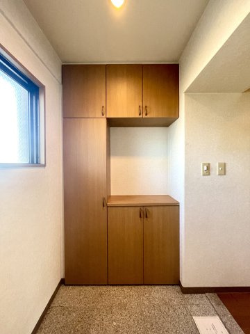 サントノーレ介良の玄関|落ち着いた配色の玄関です。小窓付きで明るい陽が差し込みます。