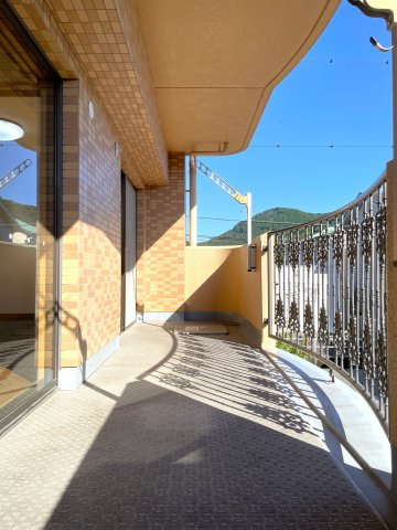 サントノーレ介良のバルコニー|奥行きのある広々としたバルコニー。南向きで日当り良好です。