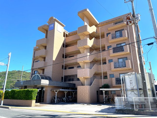 サントノーレ介良の外観|総戸数２４戸、全戸南向きのマンション。ファミリーマート介良店がすぐ隣にある便利な立地です。