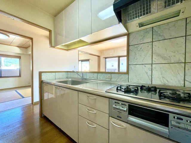 サントノーレ介良のキッチン|白を基調としたキッチンです。カウンターキッチンのため、料理をしながらご家族との会話も楽しめます。