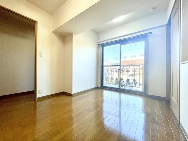 サントノーレ介良の洋室|約５．２帖の洋室です。バルコニーに面した明るいお部屋です。