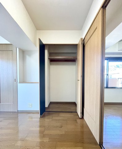 サントノーレ介良の収納|約５．２帖洋室はクローゼットや棚があり、収納スペースも充実しています。