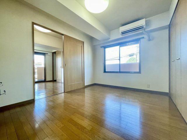 サントノーレ介良の洋室|約６．４帖の帖の洋室です。エアコン・照明付きです。