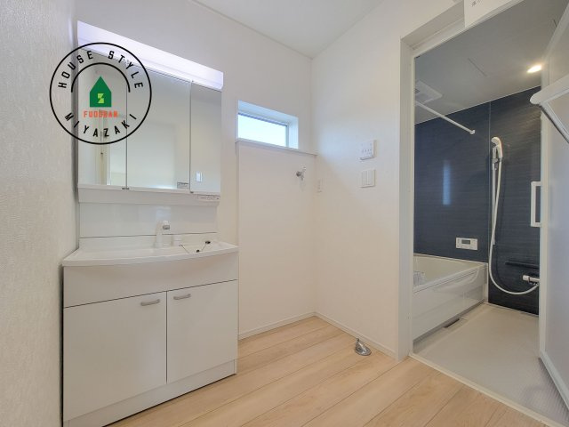 宮崎市下北方町第6-2棟（2号棟）の脱衣所|ゆとりの洗面スペースで朝の身支度もスムーズに。暮らしを快適に変えるシャワー付洗面台です！