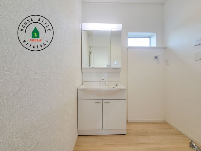 宮崎市下北方町第6-2棟（2号棟）の独立洗面台|毎日使うものだから清潔な空間を保ちたい水回り。洗面にはそんな願いを解消させてくれる収納アイデアが満載です。三面鏡の裏側にはキャビネットが現れ小物から背の高い物まで収納できます。