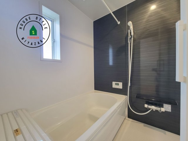 宮崎市下北方町第6-2棟（2号棟）の浴室|1日の疲れを癒してくれる広々バスルーム。雨の日のお洗濯にも大活躍な浴室乾燥機付です！