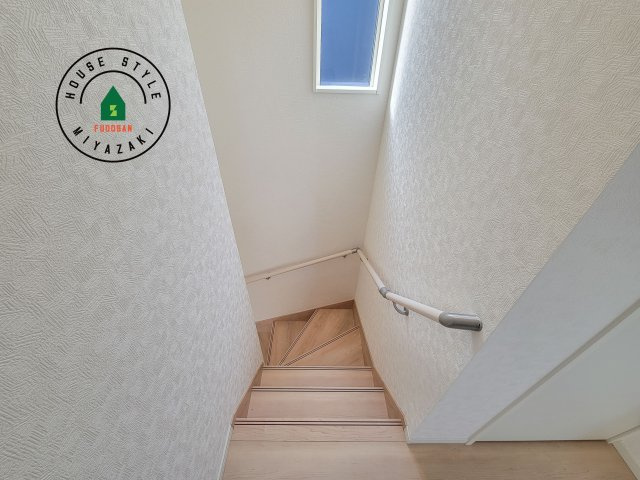 宮崎市下北方町第6-2棟（2号棟）の内装|＜手すり付階段＞手すりがないと階段の昇り降りで危険なことはもちろん、壁に手をつきながら歩くことで壁紙が汚れやすくなります。すべての方に快適に昇り降りしていただくため、手すりを設置しました。