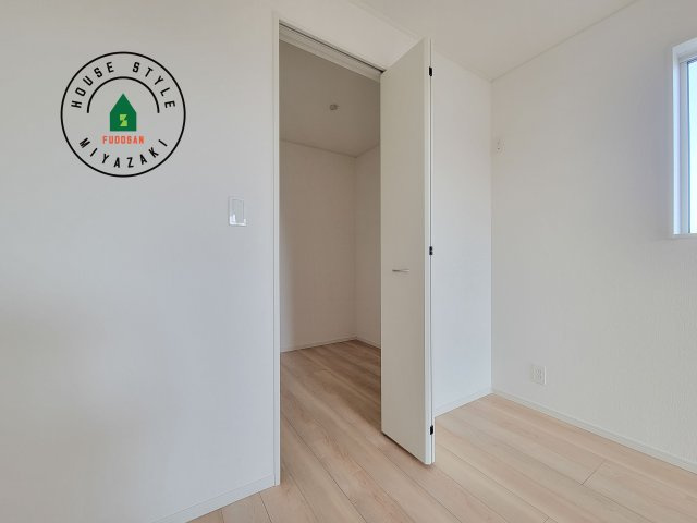 宮崎市下北方町第6-2棟（2号棟）の収納|洋服や大きな荷物が多い方や人数の多いご家族などは、一般的なクローゼットよりもウォークインクローゼットのほうが使い勝手が良いです。