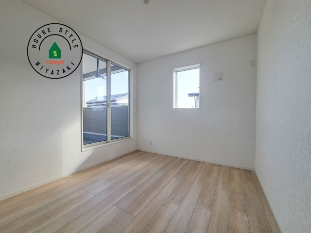 宮崎市下北方町第6-2棟（2号棟）の洋室|柔らかい陽光が差し込む明るいお部屋を演出する設計。彩光の取れる窓が気持ちの良いお部屋を創り上げます。