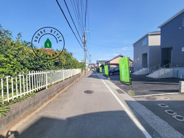 宮崎市下北方町第6-2棟（2号棟）の前面道路含む現地写真|前面道路は閑静な住宅地をはしる車通りの少ない道路。お車の出し入れが苦手なママや小さなお子様にも安心ですね。しっかり舗装もされているので、ベビーカーや自転車で通っても快適に通行できます。
