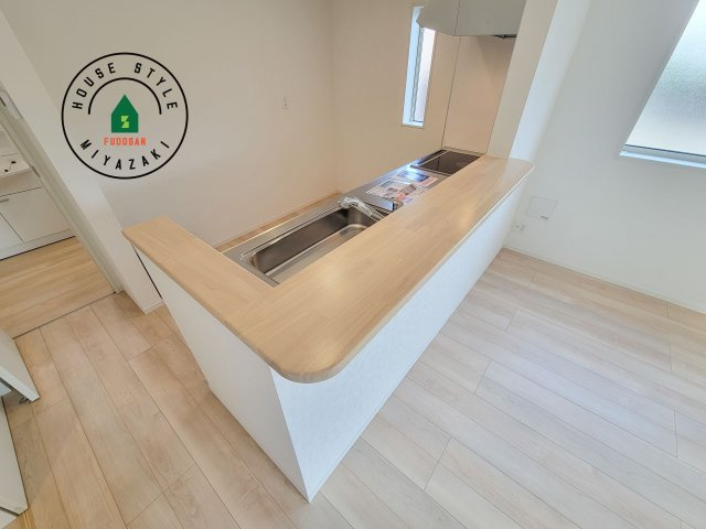 宮崎市下北方町第6-2棟（2号棟）のダイニング|キッチンから立ち込める香りが今日の料理を期待させます。