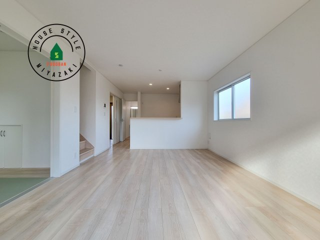 宮崎市下北方町第6-2棟（2号棟）の居間・リビング|キッチンからリビングをしっかり確認できます。家族の笑顔があふれる空間になりそうですね。