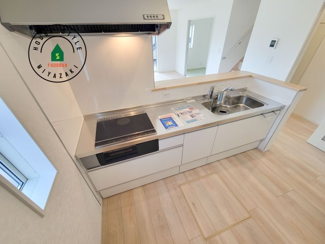 宮崎市下北方町第6-2棟（2号棟）のキッチン|ご家族を近くに感じられる対面キッチンのLDK。会話もはずみそうですね。