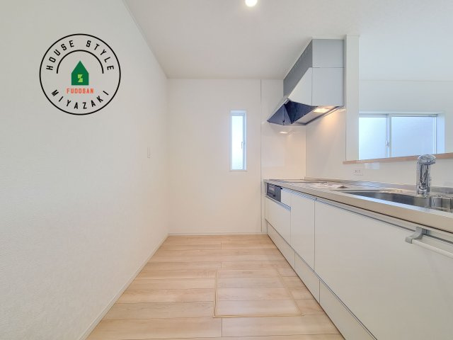 宮崎市下北方町第6-2棟（2号棟）のキッチン|ダイニングテーブルへの配膳がラクラク、お料理はかどるカウンター付きシステムキッチン！