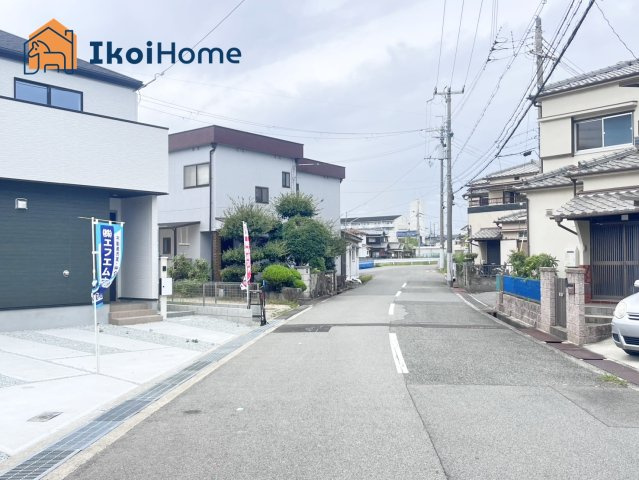 明石市魚住町西岡10期1号棟　新築戸建の前面道路含む現地写真|【ホームページに現地動画掲載中】●年中無休：当日予約可●前面道路東側幅員約6.9ｍで広くて開放的です