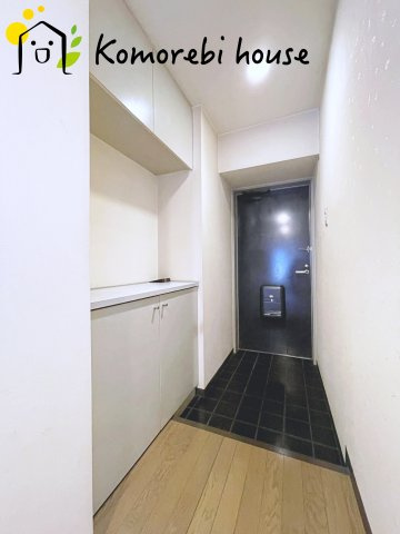 ワコーレ・ロイヤルガーデン・北本A棟の玄関|【リフォーム相談承ります】シンプルで使いやすい玄関です。シューズボックスも付いておりますので、十分に収納していただけます。