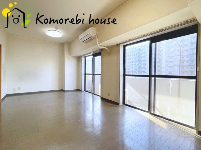 ワコーレ・ロイヤルガーデン・北本A棟の居間・リビング|【リフォーム相談承ります】南西向きの陽当り良好な約16帖のリビング、決して広くはありませんが横型リビングなので、家具などのレイアウトがしやすく広々使いやすいです。