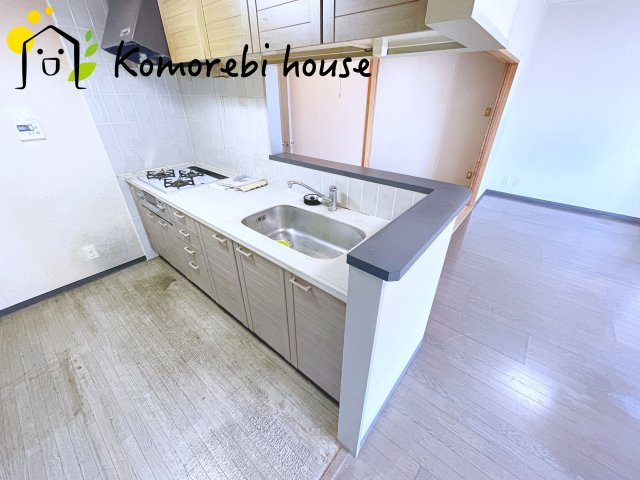 ワコーレ・ロイヤルガーデン・北本A棟のキッチン|【リフォーム相談承ります】同時調理がしやすい3口コンロにグリルも搭載。大きな鍋もしっかり置ける広めのシンクで作業がしやすく、毎日の料理がより快適になるキッチンです。