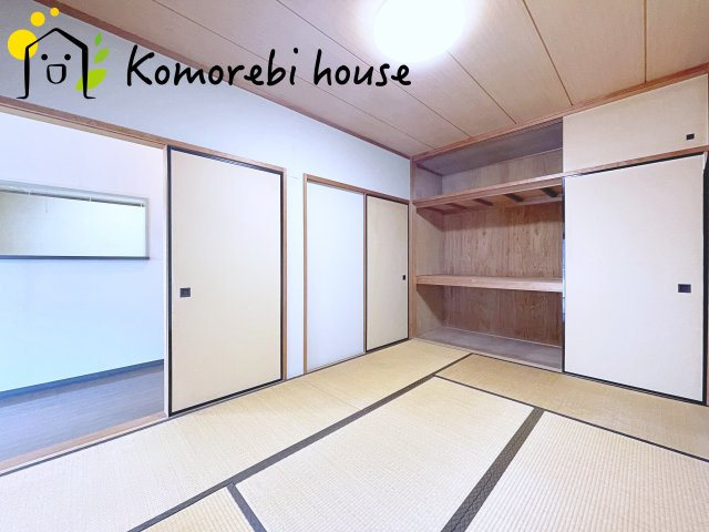 ワコーレ・ロイヤルガーデン・北本A棟の和室|【リフォーム相談承ります】畳のやわらかな感触が心地よい和室は、客間や家族のくつろぎスペースとして活躍。お昼寝や来客対応など使い道が幅広く、落ち着いた時間を過ごせる癒しの一室です。