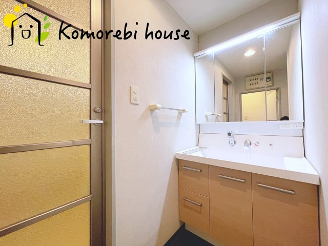 ワコーレ・ロイヤルガーデン・北本A棟の独立洗面台|【リフォーム相談承ります】三面鏡の裏にたっぷりと収納スペースを確保した機能的な洗面台。身支度のしやすさと実用性を兼ね備え、朝の忙しい時間をさりげなくサポートします。