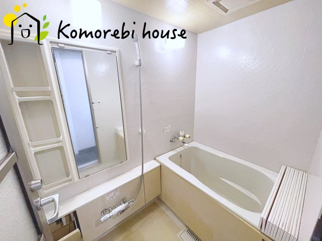 ワコーレ・ロイヤルガーデン・北本A棟の浴室|【リフォーム相談承ります】収納棚があり、スペースを有効活用できる浴室です。まだまだお使いいただけますが、リフォームも好みのメーカー仕様に変更可能です。