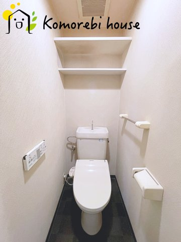 ワコーレ・ロイヤルガーデン・北本A棟のトイレ|【リフォーム相談承ります】収納棚も付いておりますので、トイレットペーパーや小物類も整理整頓できて便利です。追加で収納スペースも取り付け可能です。