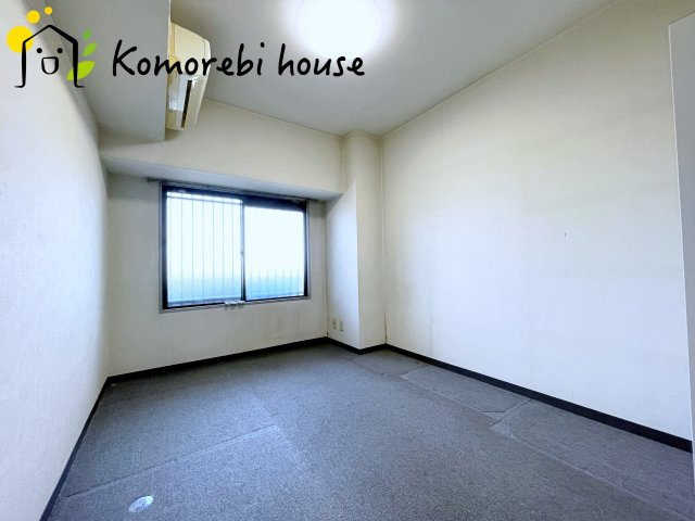 ワコーレ・ロイヤルガーデン・北本A棟の寝室|【リフォーム相談承ります】カーペットのお部屋になりますが、フローリングや和室にリフォーム変更可能です。ご希望の方はスタッフまでご相談ください。お見積りもお任せください。