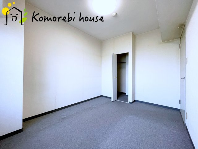 ワコーレ・ロイヤルガーデン・北本A棟の寝室|【リフォーム相談承ります】カーペットのお部屋になりますが、フローリングや和室にリフォーム変更可能です。ご希望の方はスタッフまでご相談ください。お見積りもお任せください。