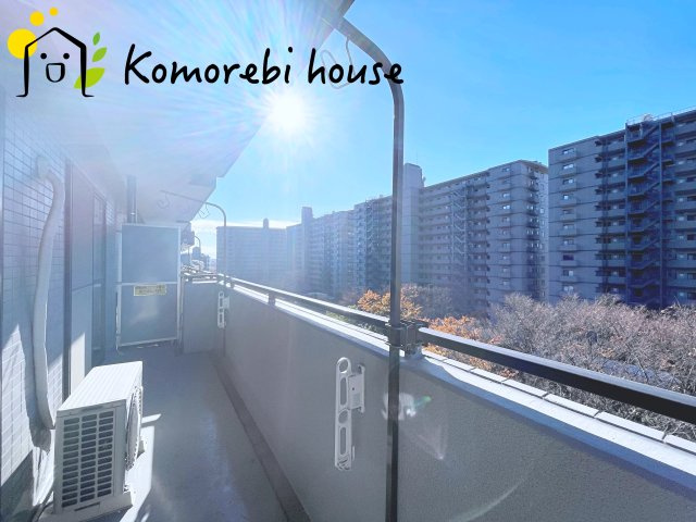 ワコーレ・ロイヤルガーデン・北本A棟のバルコニー|南西向きのバルコニーで、階数も7階なので、陽当り良好・風通しもいいです。洗濯物も気持ちよく干せそうですね。