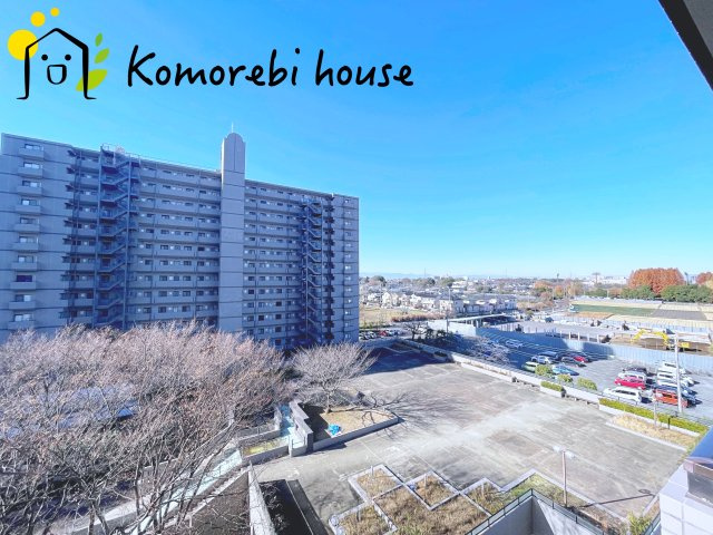 ワコーレ・ロイヤルガーデン・北本A棟の展望|周囲に建物はありますが、距離も取れておりますので採光を遮ることが少なく、自然光がたっぷり入る心地よいバルコニーです。