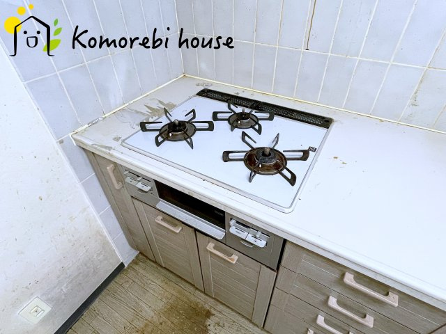 ワコーレ・ロイヤルガーデン・北本A棟のキッチン|【リフォーム相談承ります】同時調理がしやすい3口コンロにグリルも搭載。大きな鍋もしっかり置ける広めのシンクで作業がしやすく、毎日の料理がより快適になるキッチンです。