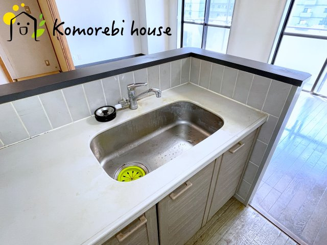 ワコーレ・ロイヤルガーデン・北本A棟のキッチン|【リフォーム相談承ります】同時調理がしやすい3口コンロにグリルも搭載。大きな鍋もしっかり置ける広めのシンクで作業がしやすく、毎日の料理がより快適になるキッチンです。