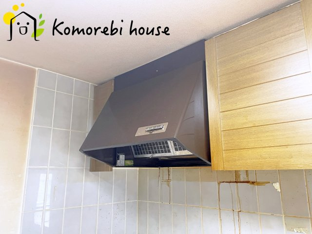 ワコーレ・ロイヤルガーデン・北本A棟のキッチン|【リフォーム相談承ります】レンジフードが煙や匂いを素早く排出。揚げ物や炒め物も気兼ねなくでき、リビングに匂いを残しません。