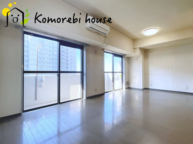 ワコーレ・ロイヤルガーデン・北本A棟の居間・リビング|南西向きの陽当り良好な約16帖のリビング、決して広くはありませんが横型リビングなので、家具などのレイアウトがしやすく広々使いやすいです。