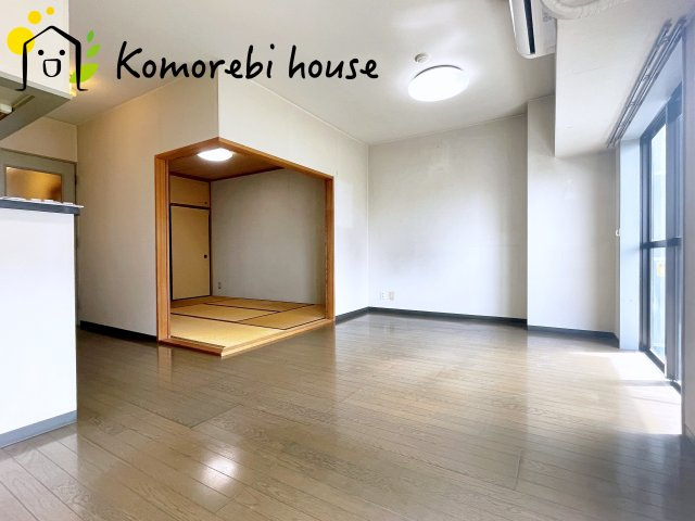 ワコーレ・ロイヤルガーデン・北本A棟の居間・リビング|【リフォーム相談承ります】横長LDKは家具配置も自由で開放感あり。家族のライフスタイルに合わせた快適な暮らしを叶えます。