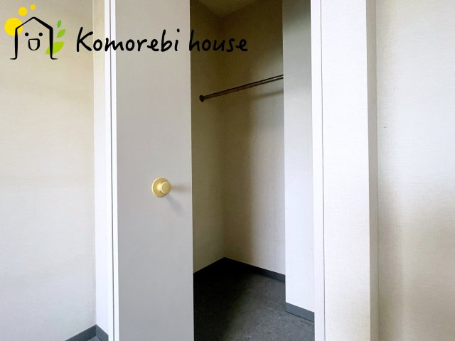 ワコーレ・ロイヤルガーデン・北本A棟の収納|【リフォーム相談承ります】ハンガーラック付きなので、お洋服をそのまま掛けて収納できます。高さもあるので長めにコートもお掛けいただくことが可能でございます。