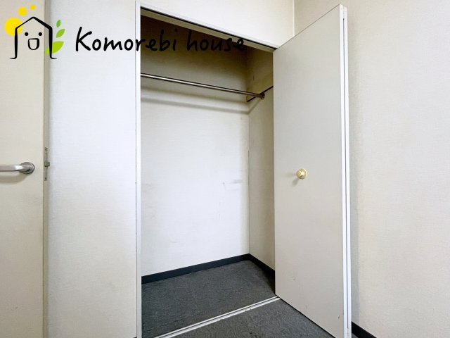 ワコーレ・ロイヤルガーデン・北本A棟の収納|【リフォーム相談承ります】ハンガーラック付きなので、お洋服をそのまま掛けて収納できます。高さもあるので長めにコートもお掛けいただくことが可能でございます。