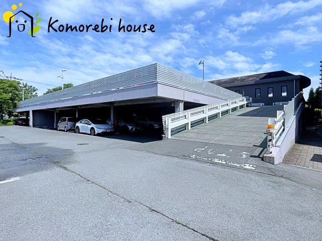 ワコーレ・ロイヤルガーデン・北本A棟の駐車場|敷地内には専用駐車場あり、収容台数もとても多いのでお車もお停めいただけます。（空きの確認は弊社スタッフまでお問い合わせください）