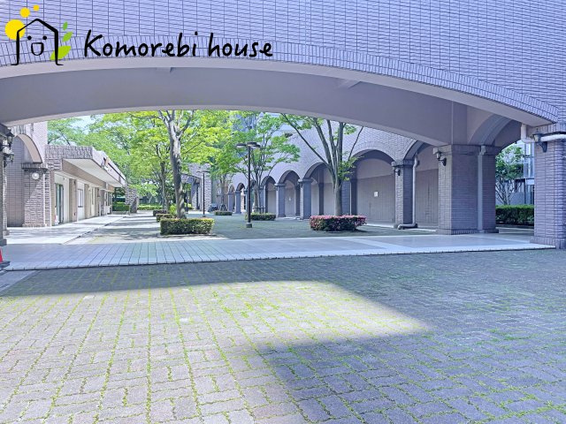 ワコーレ・ロイヤルガーデン・北本A棟のその他共用部分|綺麗に整備・管理された共有部分になります。敷地内にはクリーニング屋さんや整骨院、釜めし屋さんやお寿司屋さんといった飲食店も揃っており充実しております。