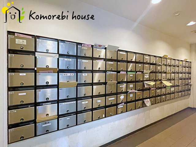 ワコーレ・ロイヤルガーデン・北本A棟の設備|清潔感のある郵便受けが管理の行き届きを感じさせます。