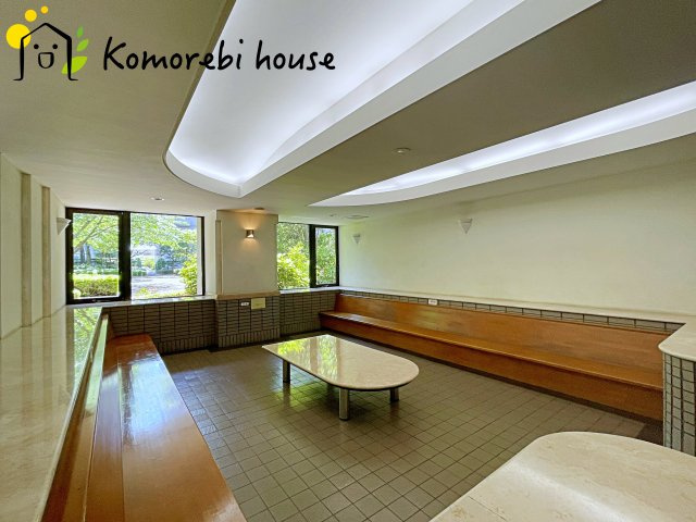 ワコーレ・ロイヤルガーデン・北本A棟のロビー|開放感のあるロビーは来客時にもご利用可能です。ちょっとした休憩や、お話しできる場としていかがでしょうか。