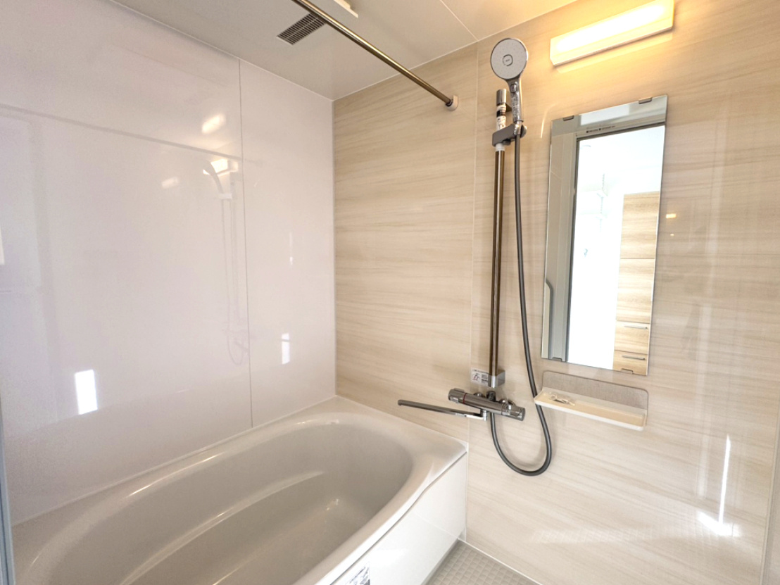 朝日プラザ魚崎北町の浴室|・常時換気機能付 換気乾燥暖房機
・浴槽は人造大理石 ルフレトーンで上質でつややかな光沢と華やかなきらめき
・水はけがよく、すべりにくい床

・