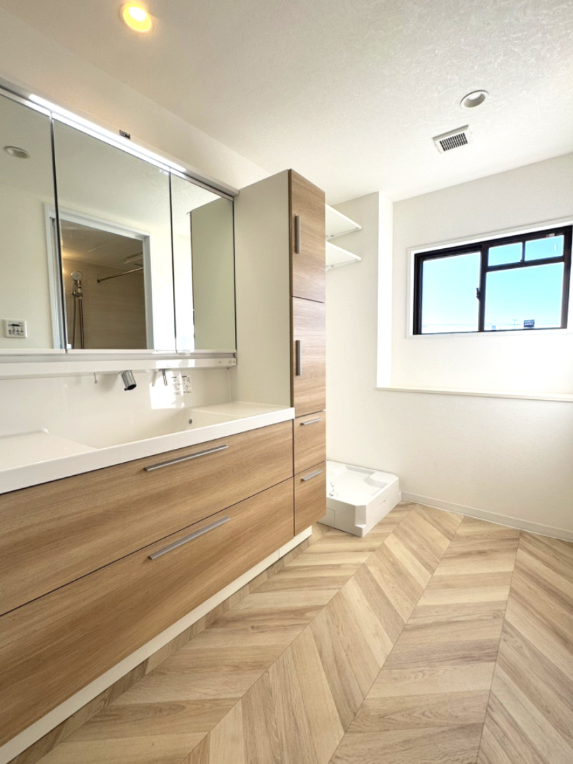 朝日プラザ魚崎北町の独立洗面台|LIXIL クレヴィ
・つなぎ目がなく、汚れもサッとひと拭きのキレイアップカウンター
・手を出すだけで、水が自動で出るタッチレス水栓