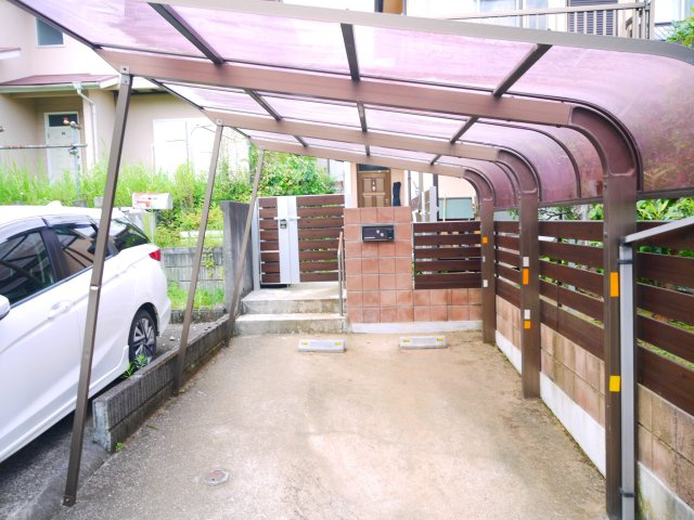 八街市八街は　中古戸建の駐車場|藤の台分譲地内　南公道　カーポート1台 ４LDK ユニットバス閑静な分譲地内